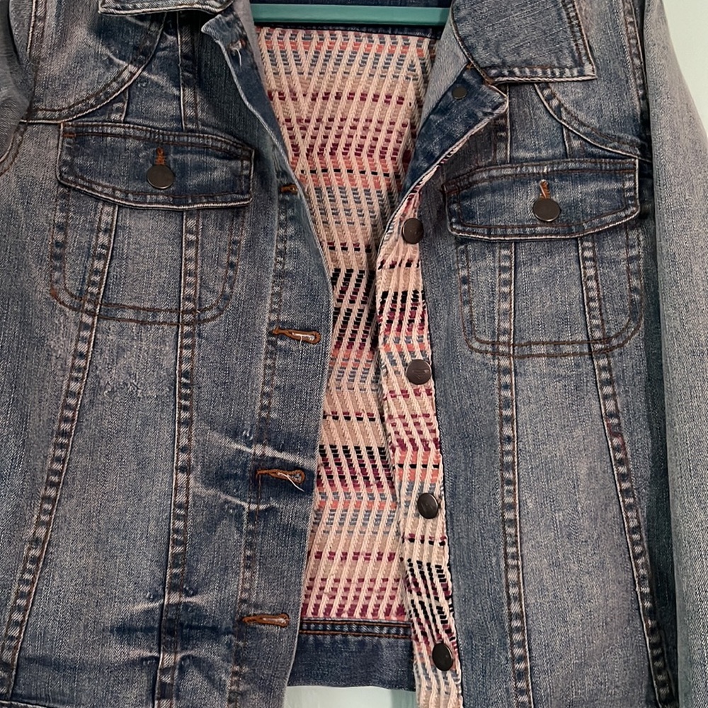 Like new worn once.  Roxy Aztec print Jean jacket. - Picture 4 of 8